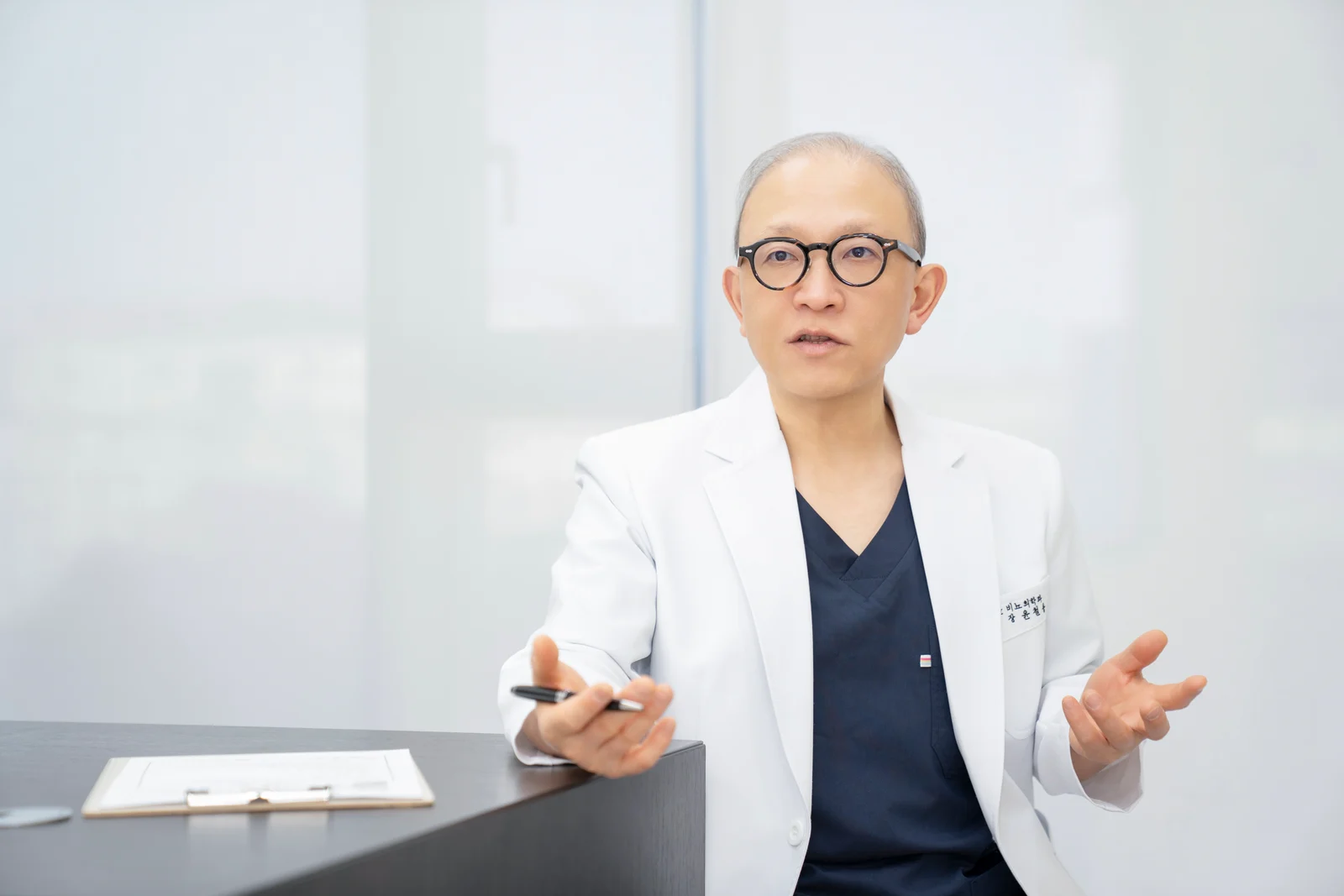 윤철용 대표원장 진료 모습